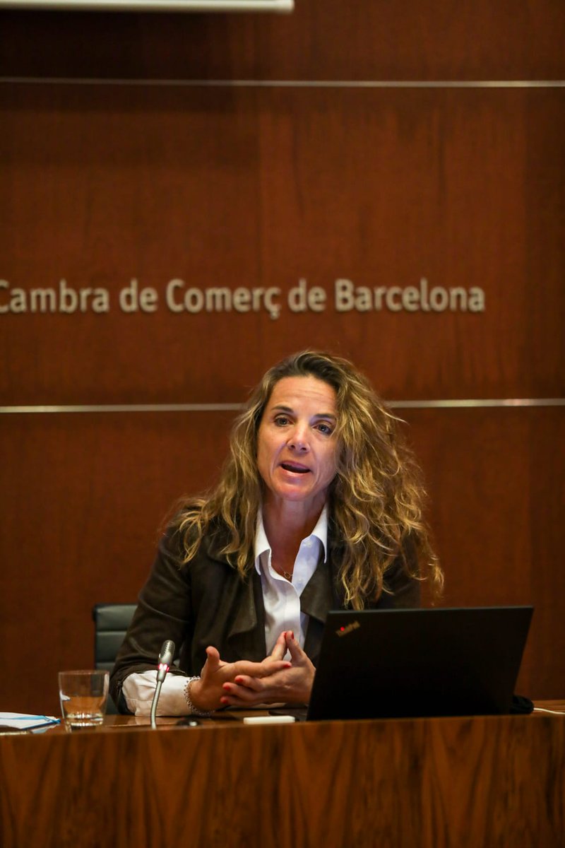 tic's tweet photo. 📸 La DG .@joanabarbany anima a totes les DonesTIC a presentar, fins el 19 de maig, la seva candidatura per als #PremisDonaTIC 2021: “El principal objectiu és reconèixer el paper de les dones en el món TIC, visibilitzar-les, i oferir referents en disciplines STEM a les nenes”. https://t.co/hAbhcVnX8I