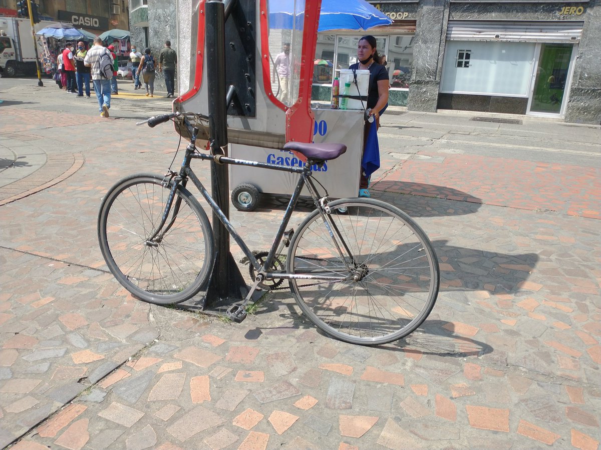 c_f_rodriguezb's tweet photo. Bicicletas de ciudad. #bici #bicicleta #bicicletas #ciclas #cycles #urbana #urbanas #ciclismourbano #urbancycling #cyclinglife #ciudad  #mejorenbici https://t.co/shEKCKA6Js
