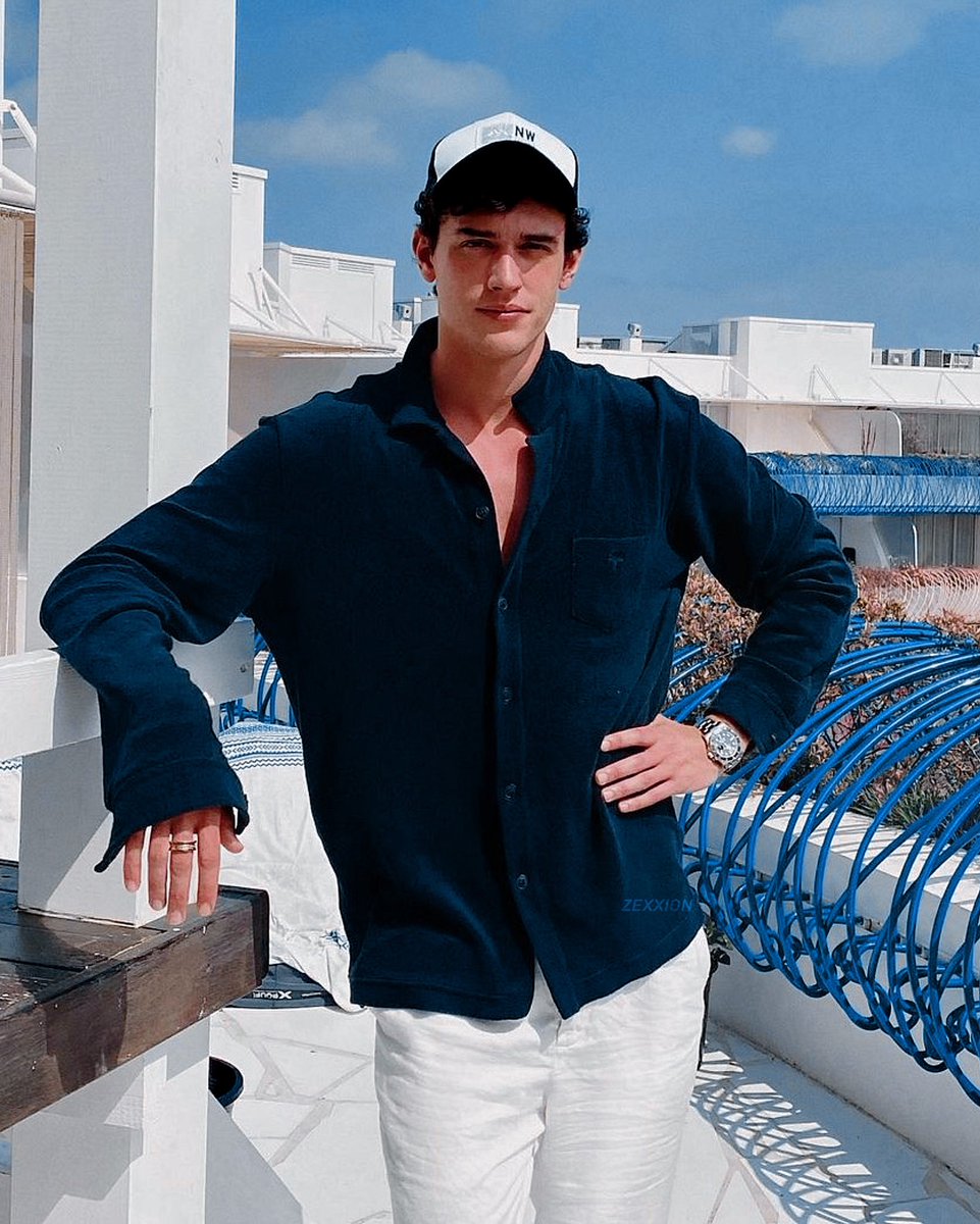 alleneziverson's tweet photo. you got me stuck in a coma, you're always switching up personas and we been social distancing before there was Corona, head is spinning every time I see a Range Rover; all the roses dead and now my heart froze over, crown is getting heavy on my head and my shoulders https://t.co/QGAJxVIwLC