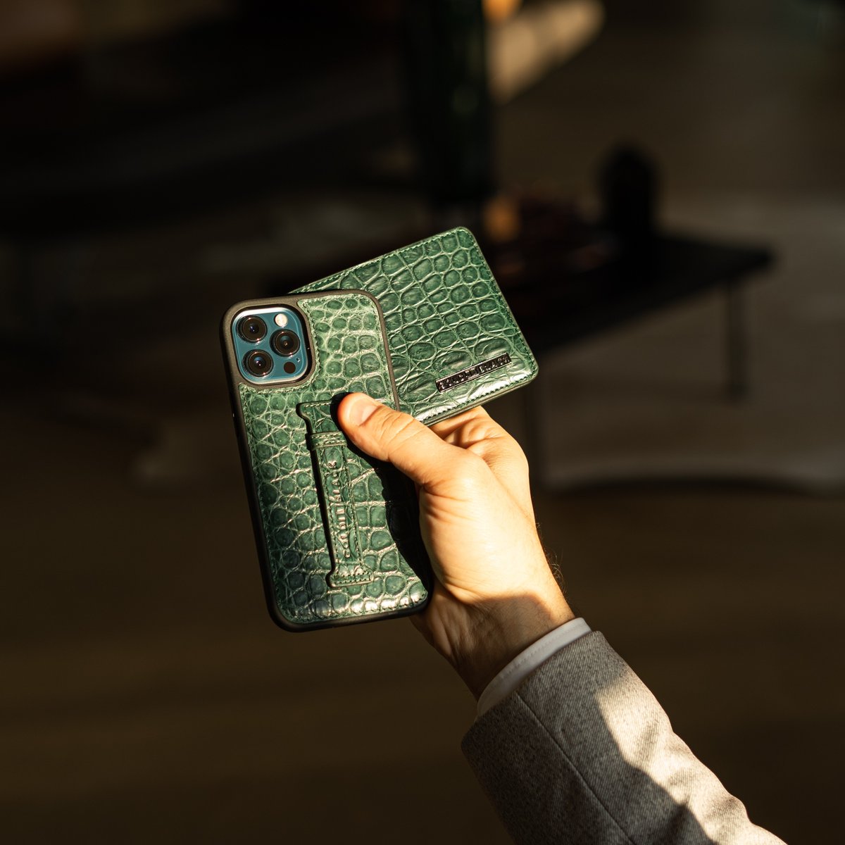 GOLDBLACK_DE's tweet image. Gentlemen Accessory Set. Genuine Crocodile Green🐊
Follow the link in Bio. Worldwide Free Shipping✈️
#crocodilewallet #crocodilecase #luxurycase #luxurywallet #germanbrand🇩🇪 #goldblackofficial
l8r.it/gleI