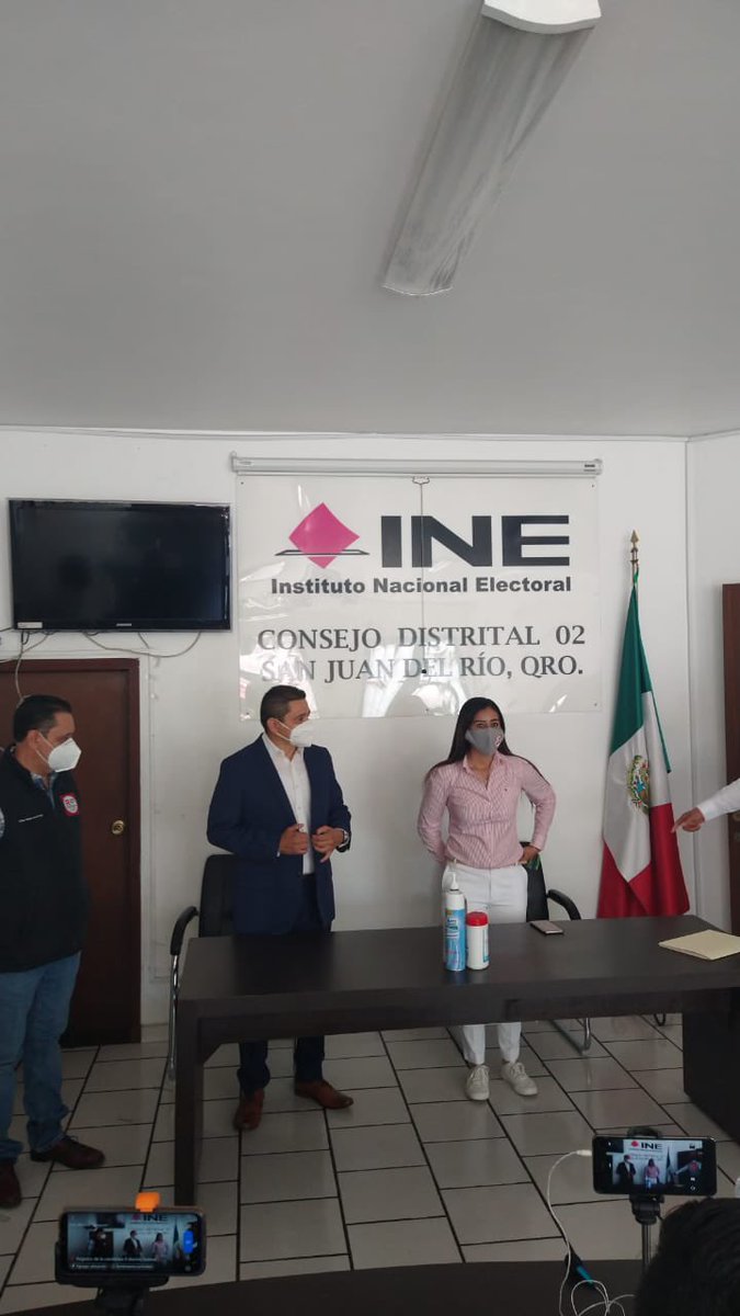 Rspqro's tweet photo. Hoy por la mañana nuestro Presidente Ulises Gómez de la Rosa realizó el registro de Liz Noguez como Candidata a Diputada Federal por el Segundo Distrito.#SeguimosAvanzandoyConstruyendo #SanemosaMexico #DefendamosQueretaro #RSP https://t.co/2IhQUVfxHq