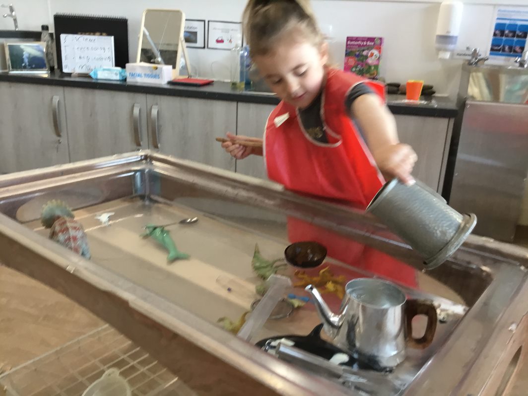 MenstrieELC's tweet photo. We added teabags to the water tray following children's interest in making tea with the teapot in the water. Lots of discussions with friends about the smell and what it was, S "it smells like toothpaste", L "smells like cake", A "it smells like flower". https://t.co/IHK2MyHdLF