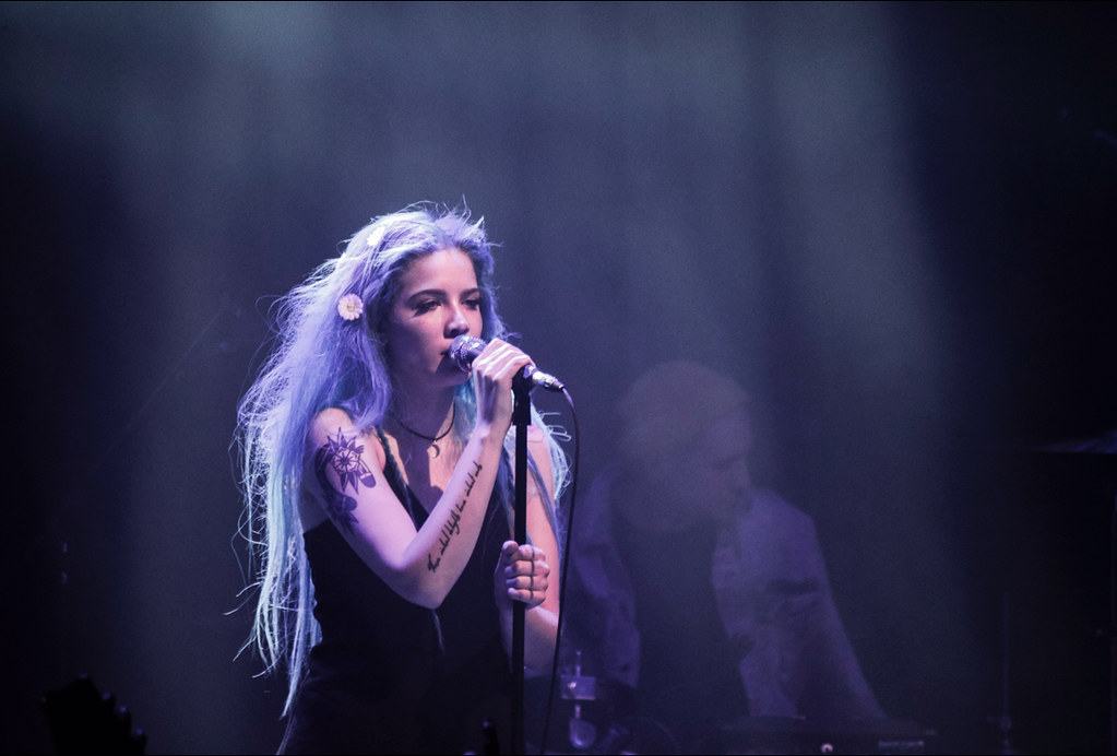onfirehalseyy's tweet photo. si yo lloro ustedes también lloran conmigo por lo que era halsey en america youth tour https://t.co/rmvCmlMDhj