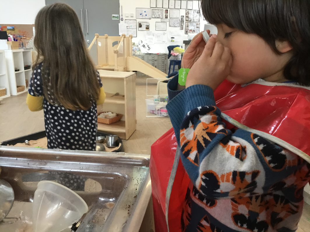 MenstrieELC's tweet photo. We added teabags to the water tray following children's interest in making tea with the teapot in the water. Lots of discussions with friends about the smell and what it was, S "it smells like toothpaste", L "smells like cake", A "it smells like flower". https://t.co/IHK2MyHdLF
