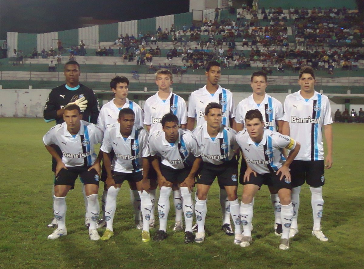 rodrigofatturi's tweet photo. Final Taça BH- 02/08/2008 - Cruzeiro 1 x 2 Grêmio - de virada, gols de Rafael Paraíba e Douglas Costa, em cobrança de falta.

Em pé: Fernando Jr, João Batista, Neuton, Inácio, Lucas Staudt e Rafael Paraíba.

Agachados: Rafael Martins, Douglas Costa, Dhiego, Thiaguinho e Paulinho. https://t.co/Tbvvi49Tqw