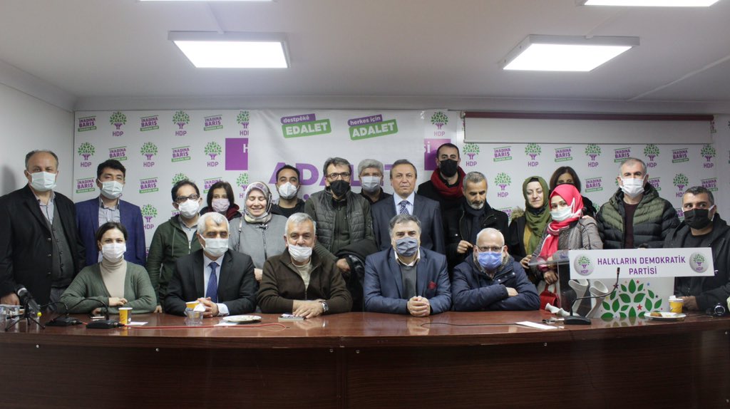 Bugün adalet nöbetimize yurdun dört bir tarafından gelen KHKlı arkadaşlarıma teşekkür ederim.

Yeter ki gönüller bir olsun, ister yakında ister uzakta olalım.

Her zaman birbirimizin yanındayız.

Gergerlioğlunun Yanındayız