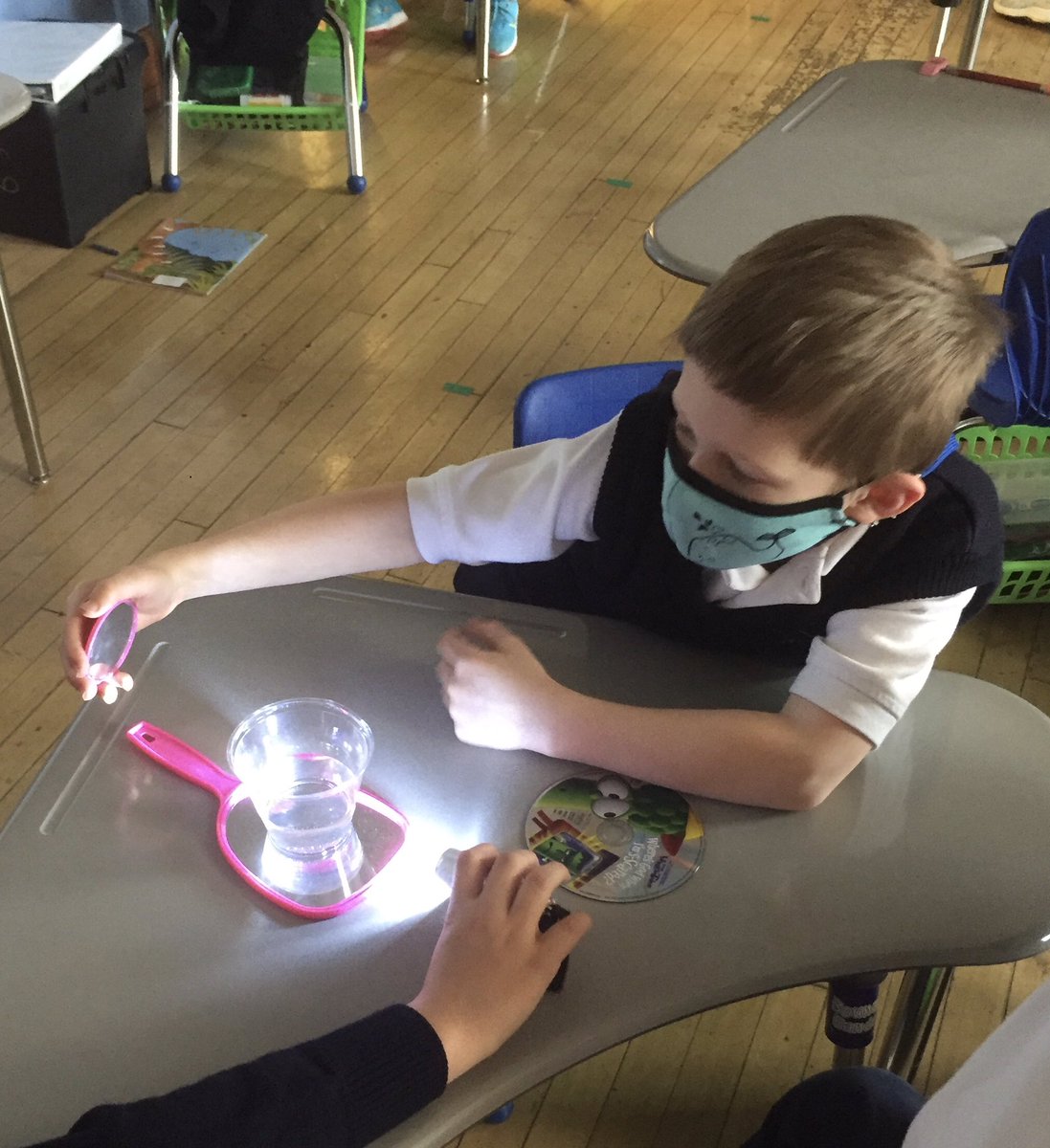 MrsHooverLevel1's tweet photo. What can you discover with a flashlight and variety of reflective material? #ThisIsHowWePYP @SHMSlouisville https://t.co/pgBxMfCouT