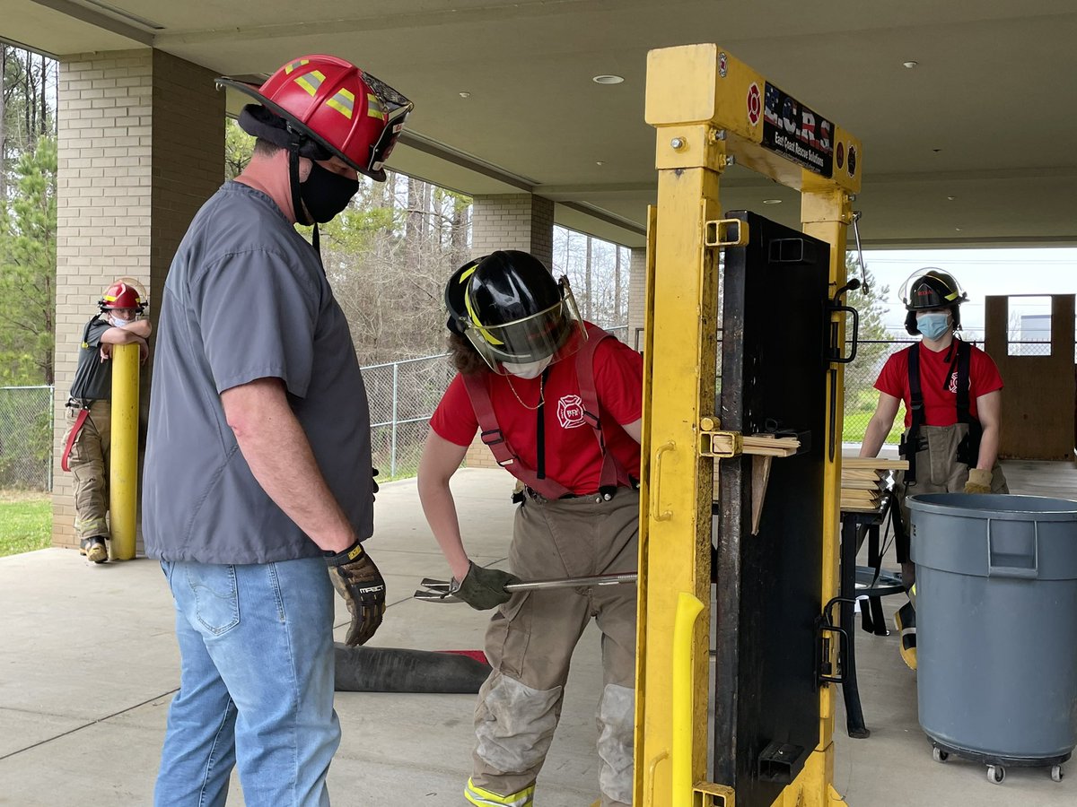 SpartanburgD5's tweet photo. Enjoyed some time at @RDAndersonatc this morning... our @JFBHSRebels students are exposed to incredible opportunities there! 💯 Love seeing our kids getting hands on experience for the future 🙌 #WeAreD5 #D5Learns #CareerEducation https://t.co/4U2lBq8uV4