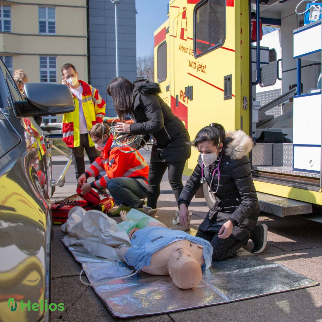 ErfurtHelios's tweet photo. Heute endete der 3-tägige #Notarztsimulationskurs #NASim25 unserer #Simulation|s- & #Notfallakademie (#SiNa). Der Kurs richtete sich an angehende Notärzt:innen, die sich auf den #Notarztdienst & die Prüfung zur Zusatzbezeichnung #Notfallmedizin vorbereiten. #Simulationstraining https://t.co/T1C0lArqPy