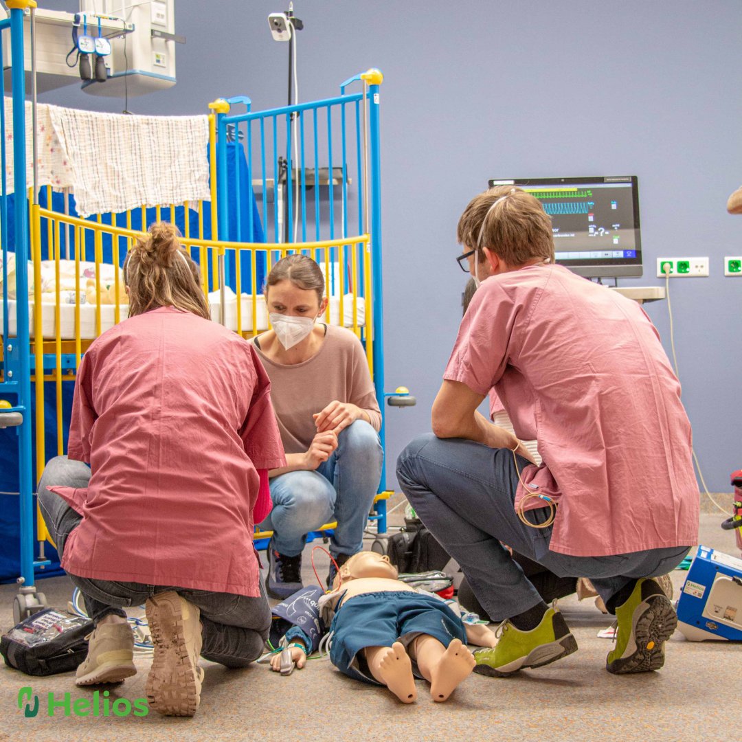 ErfurtHelios's tweet photo. Heute endete der 3-tägige #Notarztsimulationskurs #NASim25 unserer #Simulation|s- & #Notfallakademie (#SiNa). Der Kurs richtete sich an angehende Notärzt:innen, die sich auf den #Notarztdienst & die Prüfung zur Zusatzbezeichnung #Notfallmedizin vorbereiten. #Simulationstraining https://t.co/T1C0lArqPy