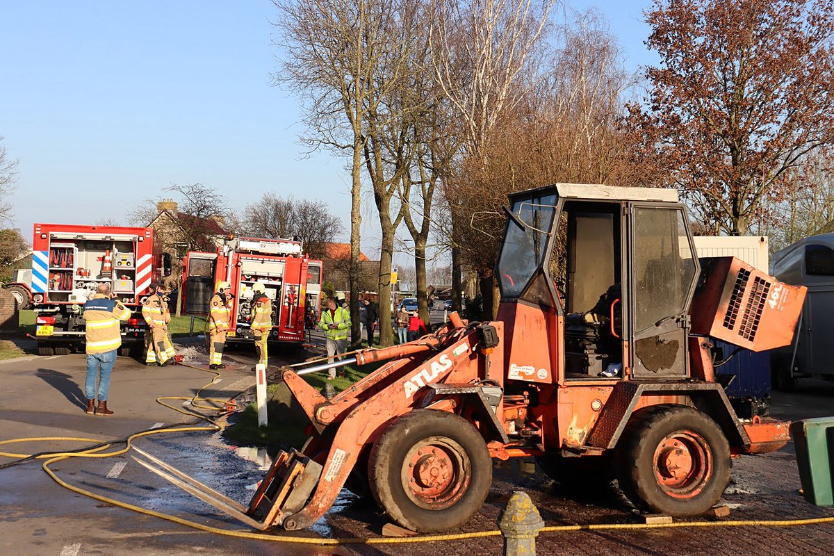 112Steenwijk's tweet photo. Landbouwvoertuig vat vlam in agrarische schuur in buurtschap Barsbeek (Foto's) | https://t.co/b9Pqzbo9YP | #Steenwijk https://t.co/QN0Bnpk66B
