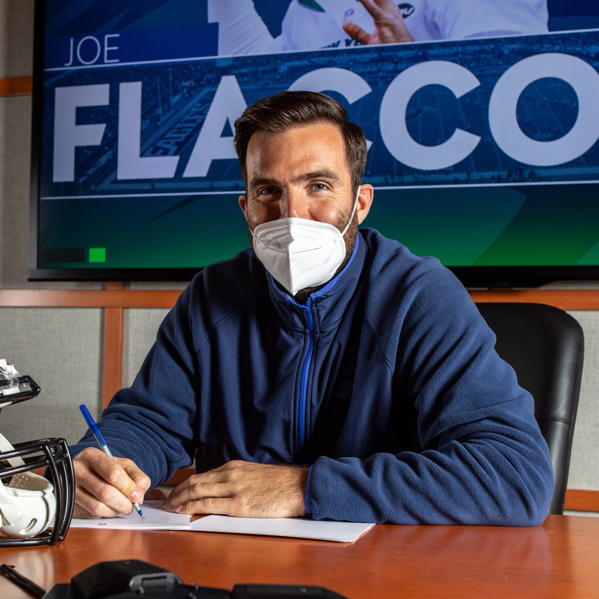 Eagles's tweet photo. .@JoeFlacco makes it official.

#FlyEaglesFly https://t.co/8RyytIW79W