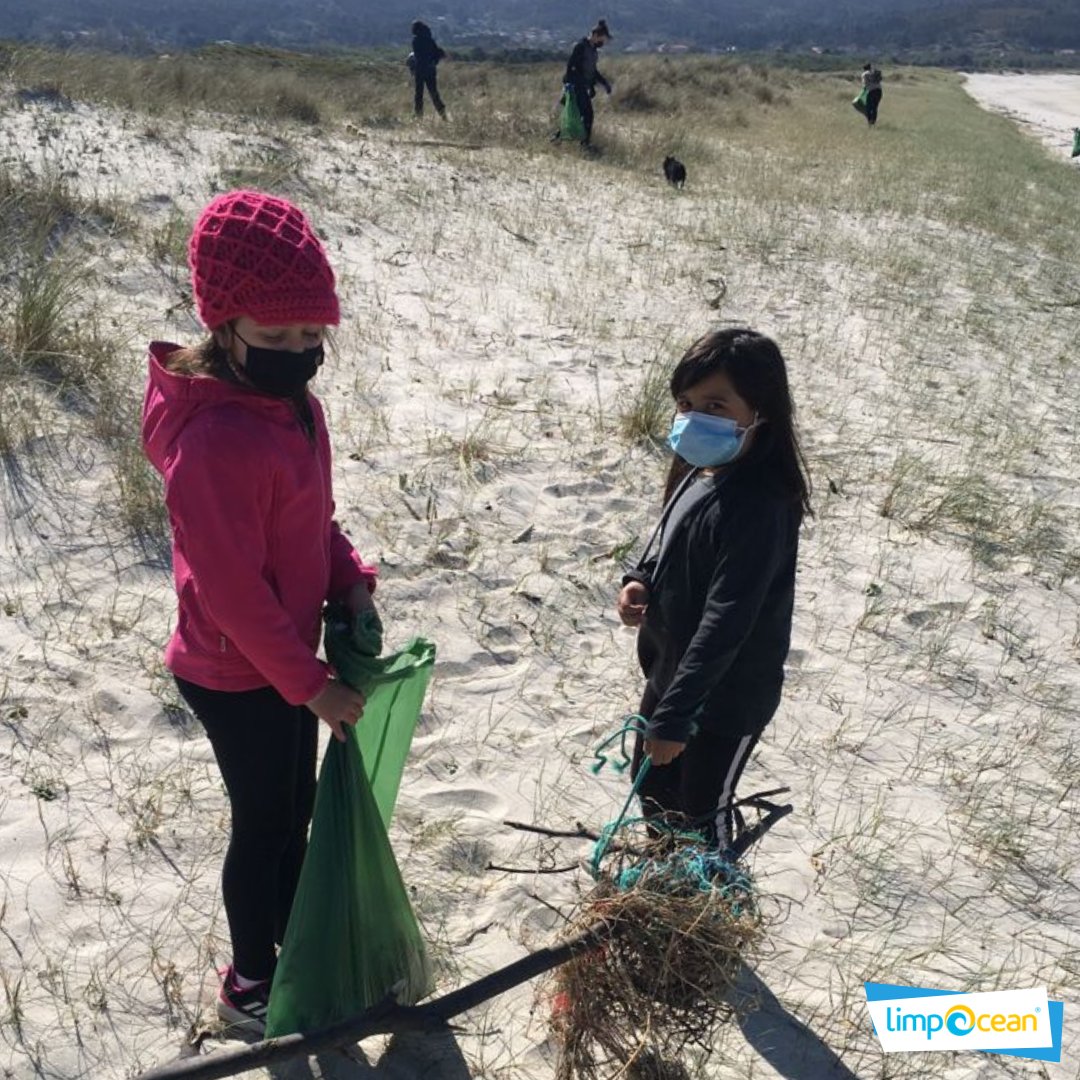 LimpOcean's tweet photo. 📸 Aquí os dejamos más fotos del evento de recogida de basuras marinas del pasado sábado en la Playa de Carnota 🏖.                                                            

#limpOcean #unmarlimpiodeplástico #limpiezadeplayas #Carnota #basuramarina https://t.co/YCUY2BAYf2