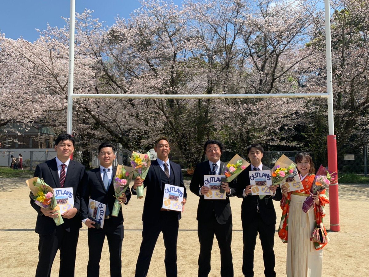 kumadai_outlaws's tweet photo. ㊗️卒業！！

こんばんは！熊大アメフト部です！
本日は熊本大学・大学院の卒業式でした！
ご卒業おめでとうございます〜🎓🌸

桜も咲いて晴天の元絶好の卒業式日和でした😊

4年間勉強と部活の両立お疲れ様でした！

#熊大アメフト ＃熊大アメフト部 
#春から熊大　#熊本大学 https://t.co/vAZ0C4Mjil