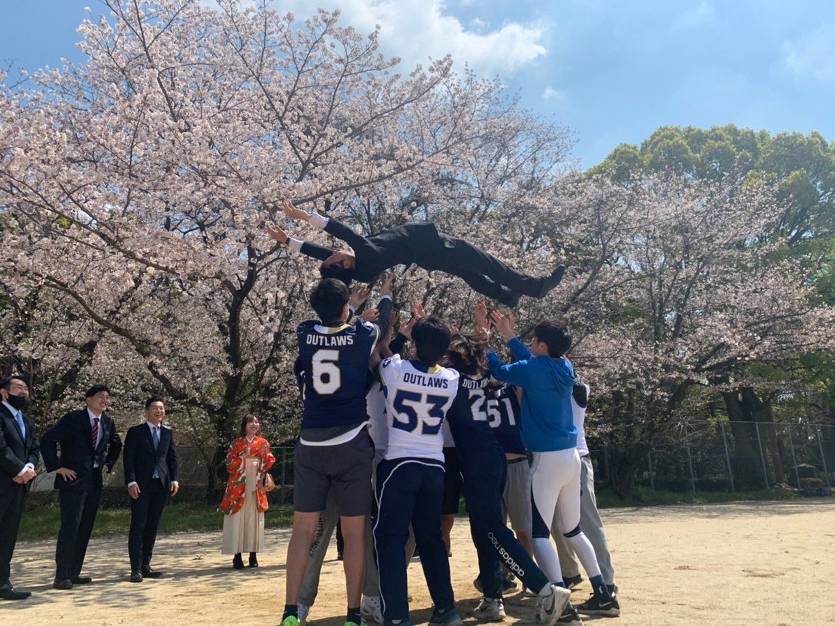 kumadai_outlaws's tweet photo. ㊗️卒業！！

こんばんは！熊大アメフト部です！
本日は熊本大学・大学院の卒業式でした！
ご卒業おめでとうございます〜🎓🌸

桜も咲いて晴天の元絶好の卒業式日和でした😊

4年間勉強と部活の両立お疲れ様でした！

#熊大アメフト ＃熊大アメフト部 
#春から熊大　#熊本大学 https://t.co/vAZ0C4Mjil