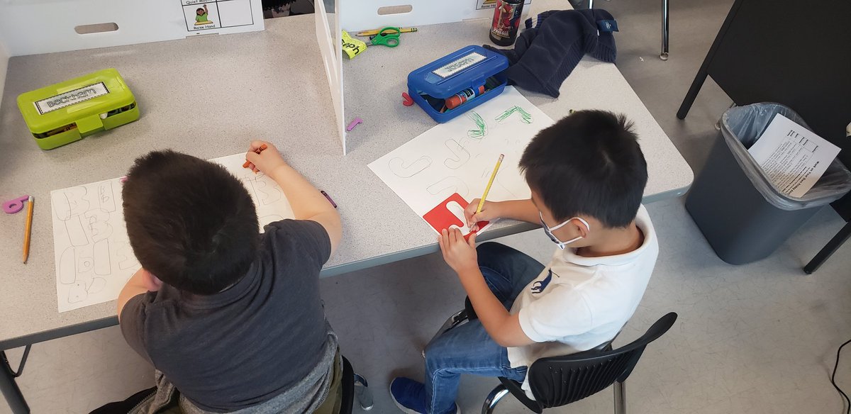 sugaree17's tweet photo. No one can tell me that inquiry doesn't = engagement! Look at @ColemanCrewKSE kinders rocking their practice for their digital ABC book!! Look at them check their work against the target!  @KSpringsLions @CCALMS @glma @CCSDLibMedia https://t.co/pjF6AY23QG