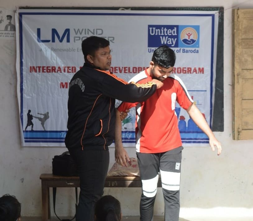 WayBaroda's tweet photo. studying in Arad Higher Secondary School. A total of 45 students participated in the workshop who found it very educational.
#UWBCares #IRDP #Halol #SelfDefenseWorkshop #EmpowerYouth #LMWind #UnitedWayWorldwide #LiveUnited https://t.co/ZddZpBcAjk