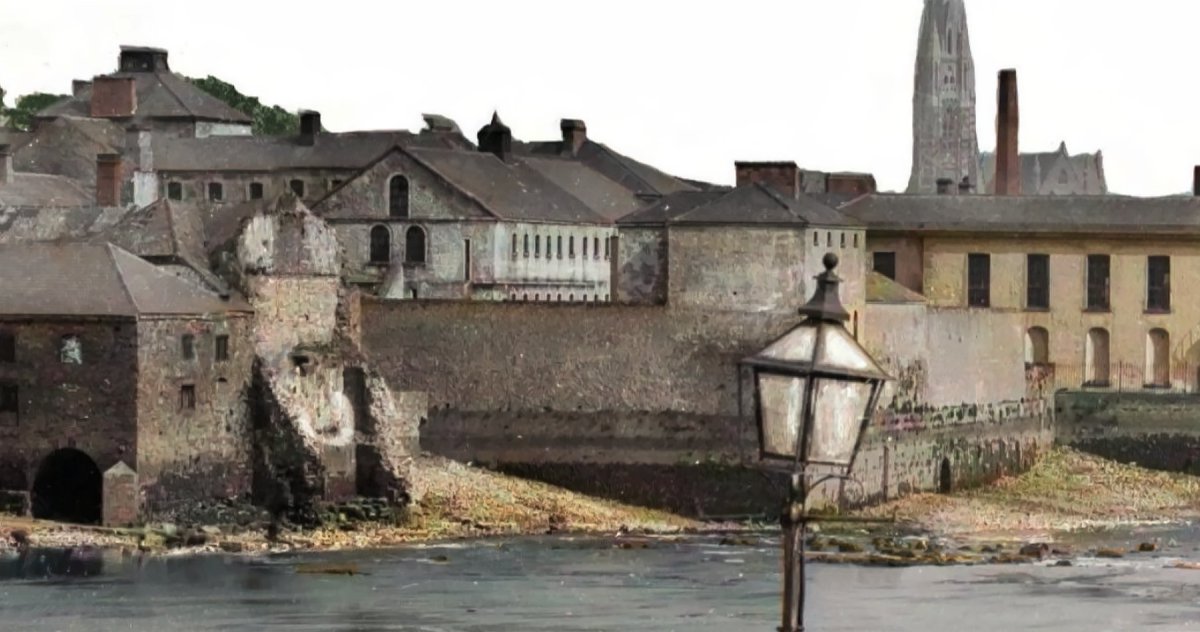 RobCross247's tweet photo. The huge perimeter walls of Limerick Female Prison.

The is worth a read:
A tale of 9 Limerick women and a baby’s escape from Limerick Gaol (Prison) on Sunday night the 23rd May 1830 by @limerickslife 
https://t.co/MW1uRM2TMv https://t.co/Itg3PTAMH7