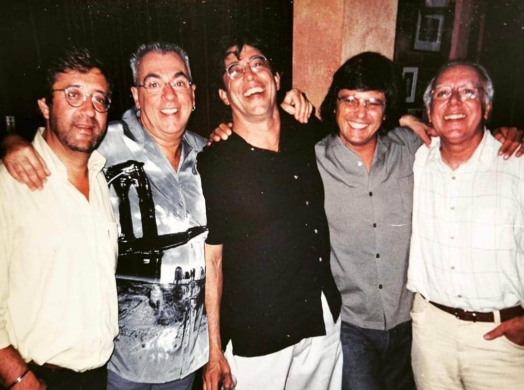 ivanlinsoficial's tweet photo. Timaço Português da música comigo! #RuiVeloso, #PaulodeCarvalho, eu, #LuisRepresas e #CarlosdoCarmo - que nos deixou na virada do ano. 🇧🇷 🇵🇹🕊🌹 #tbtdehoje 

repost from #RuiVeloso
Speak Easy 2001, os caixas de óculos.. https://t.co/4PTL69ze4v