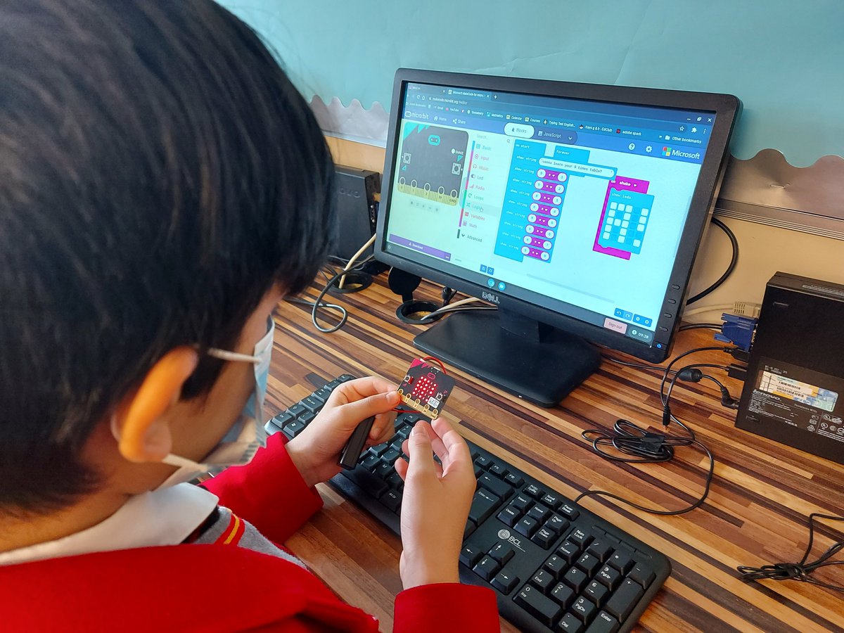 SJCCardiff's tweet image. #SJCR10 have been using their coding knowledge to programme the Micro:bit pocket-sized computers.
#SJCComputing
#SJCJuniors
#SJCSTEM