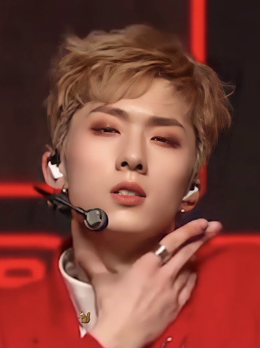 masterjiung's tweet photo. the idol                                    his cutie lil sign https://t.co/PP2wq7d4ix
