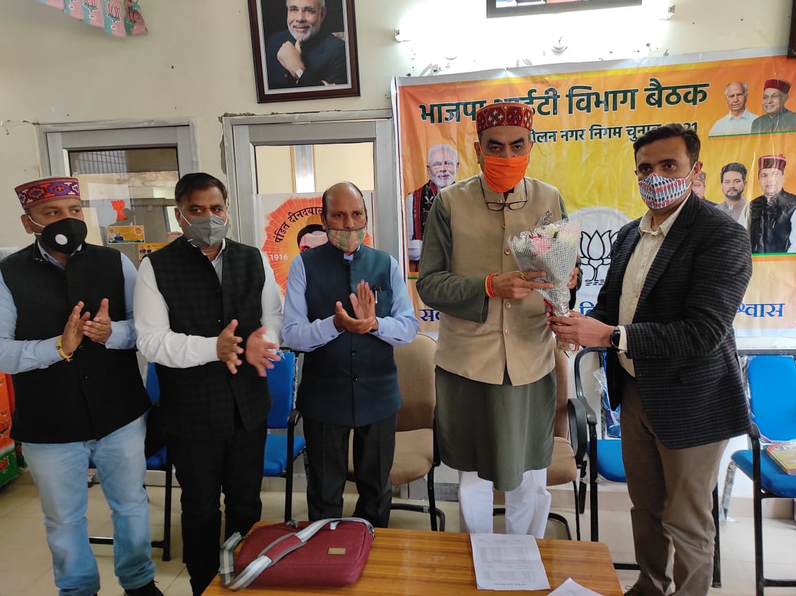 raja4bjp's tweet photo. भ���जपा प्रदेश सह प्रभारी @SanjayTandonBJP जी सोलन नगर निगम चुनाव को लेकर आई टी विभाग की विशेष बैठक में कार्यकर्ताओ को संबोधित करते हुए। इस बैठक में भाजपा उपाध्यक्ष @PurshotamGuler1 जी भाजपा प्रदेश सदस्य डॉ राजेश कश्यप जी आई टी विभाग प्रदेश संयोजक @chetanbragta जी उपस्तिथ रहे। https://t.co/lWeW6DcBp3