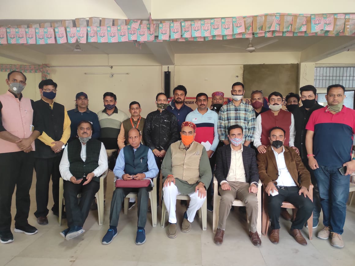 raja4bjp's tweet photo. भ���जपा प्रदेश सह प्रभारी @SanjayTandonBJP जी सोलन नगर निगम चुनाव को लेकर आई टी विभाग की विशेष बैठक में कार्यकर्ताओ को संबोधित करते हुए। इस बैठक में भाजपा उपाध्यक्ष @PurshotamGuler1 जी भाजपा प्रदेश सदस्य डॉ राजेश कश्यप जी आई टी विभाग प्रदेश संयोजक @chetanbragta जी उपस्तिथ रहे। https://t.co/lWeW6DcBp3