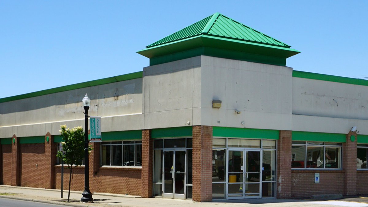 SheeranSemonCRE's tweet photo. Welcome to #RetailThursday
Former Dollar Tree at 1351 Parsons Avenue
1 Mile north of Nationwide Children's Hospital
Available #ForSale or #ForLease
📲Contact the Sheeran Semon Team for more details!
#retail #retailspace #retailbrokers #retailbuilding #columbusohio #cre https://t.co/N9KouPKqxR
