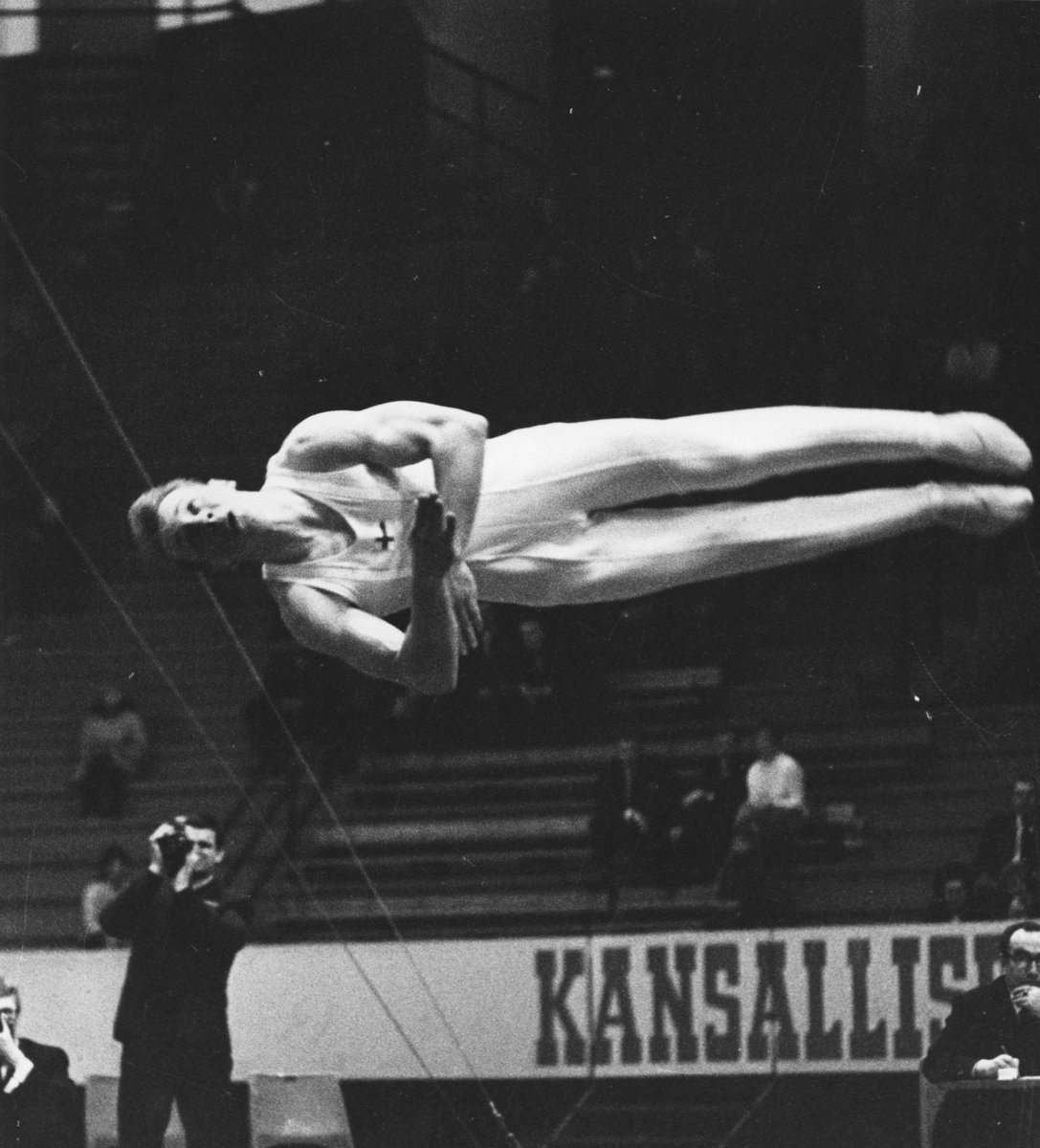 Urheilumuseo's tweet photo. Lasse Laine (1947–2012) yllätti permantovoimistelun Euroopan mestaruudella Tampereella 26.3.1967. Sittemmin samaan on yltänyt EM-kisoissa vain Tomi Tuuha (hyppy, 2010).
Kuva: Urheilumuseo
#urheiluhistoria #voimistelu #LasseLaine #euroopanmestari #permanto #Tampere https://t.co/kqgMSVeG98