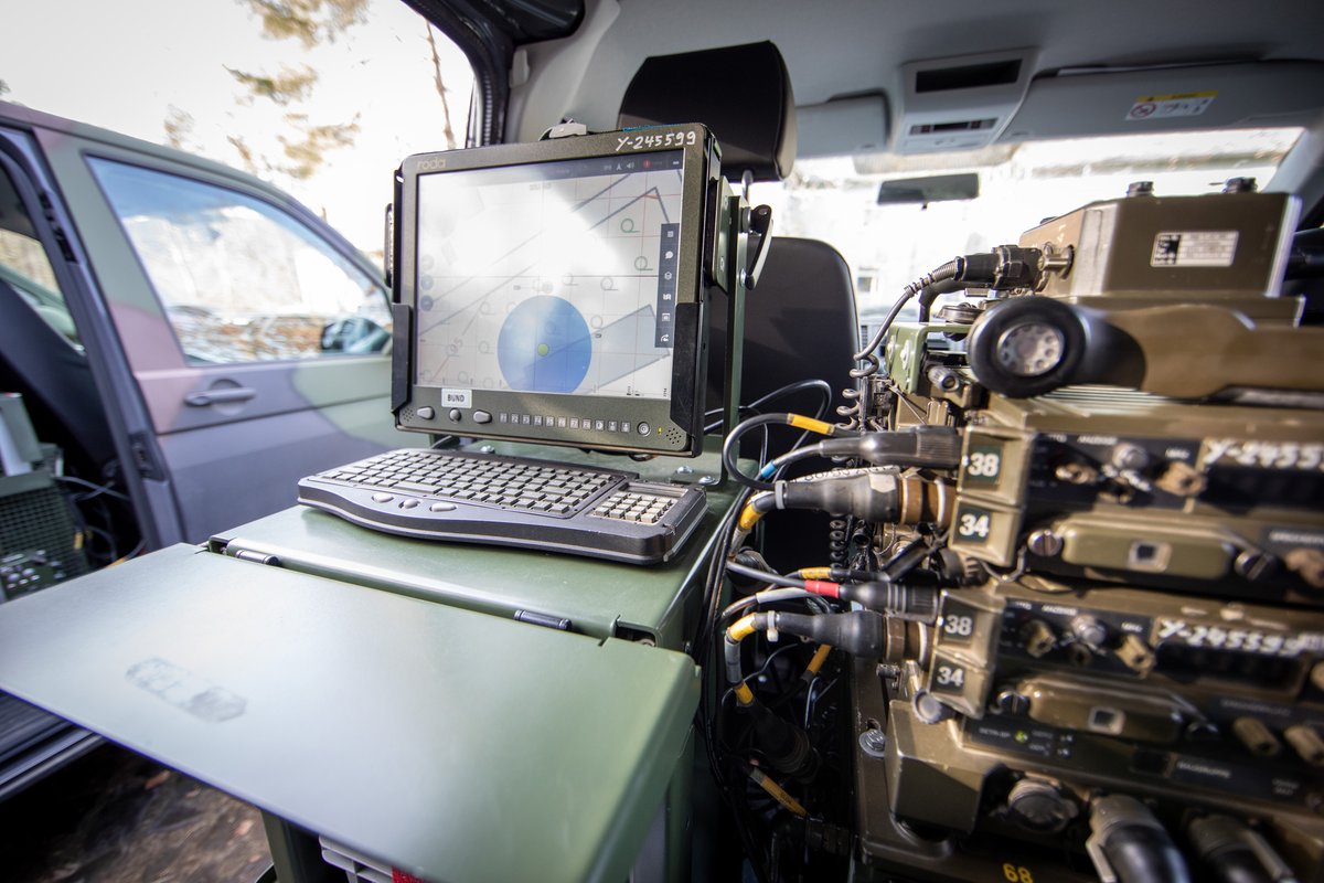 cirbw's tweet photo. #BMS #DigitalesGefechtsfeld
"Wir
➡️nehmen das #Software|paket,
🛠 adaptieren es in die bestehende #Hardware in den #Bundeswehr|fahrzeugen &
🔄 testen dann, ob das alles funktioniert"
- Oberstleutnant R. vom Zentrum für #Softwarekompetenz über das #BattleManagementSystem. https://t.co/yPPYpsSZ4R