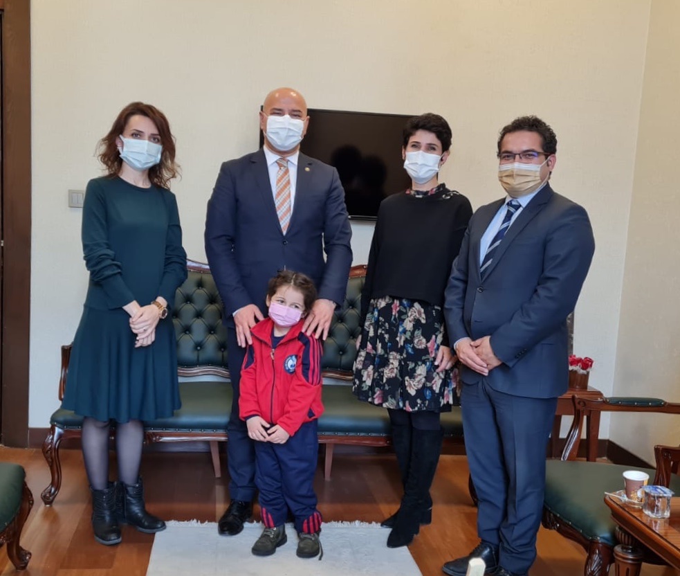 dr_ayhanozkan's tweet photo. Türkiye’nin birçok il ve ilçesindeki okullarda eTwinning kapsamında uygulanmaya başlanan “Patik’le Başla Kitap’la Yaşa” Projesi kapsamında ziyarette bulunan Etimesgut Bilge Kağan İlkokulu Müdürü Ahmet Aşkar ve Anasınıfı öğretmenlerimiz ile öğrenci Umay’a teşekkür ediyoruz. https://t.co/rZgIpule1A