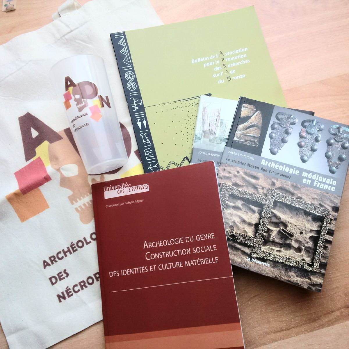 Delphine_Comte's tweet photo. J'ai tout plein de choses qui sont arrivées aujourd'hui🤩(ça prolonge mon anniversaire, ça fait plaisir!) @ANecropoles @Ed_LaDecouverte #APRAB #ArchéologieDuGenre (j'ai un séminaire d'archéo médiévale, moderne et contemporaine l'année prochaine, j'ai hâte!) https://t.co/6LDGQhWctZ