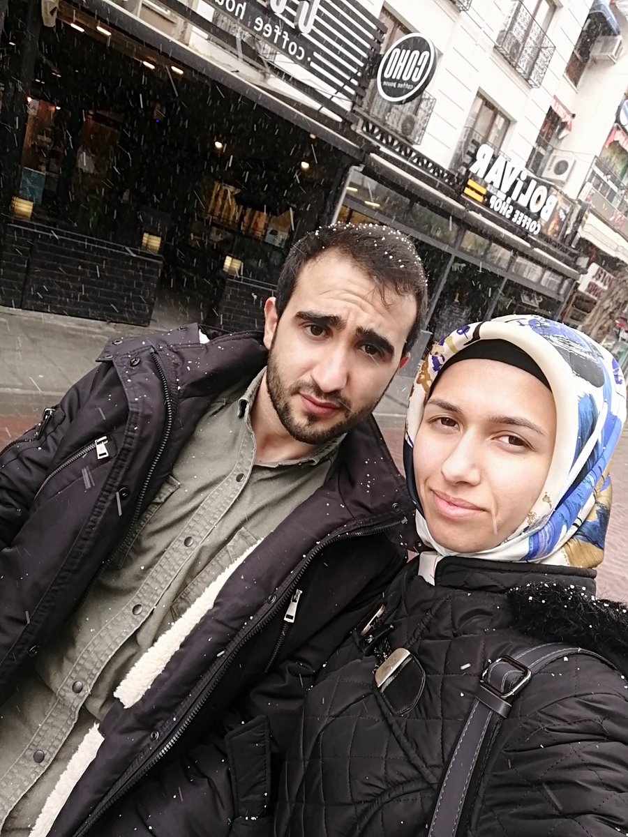 Tabiat bir bembeyaz gelinlik giymiş gibi
Yüzüme kar yağıyor sanki elinmiş gibi...