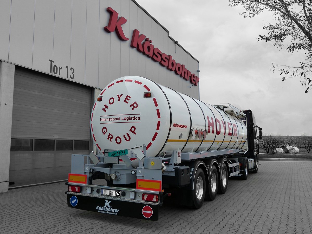 Kaessbohrer's tweet photo. #tbt to Kässbohrer collaboration with #Hoyer Group; a fine industry collaboration for the Trailer Innovation award winner Kässbohrer Safety #Bitumen Tanker.

Watch the Trailer Innovation 2017 award in the 'Safety' category film via: https://t.co/xl6oJPROJO https://t.co/P97phdKdDv