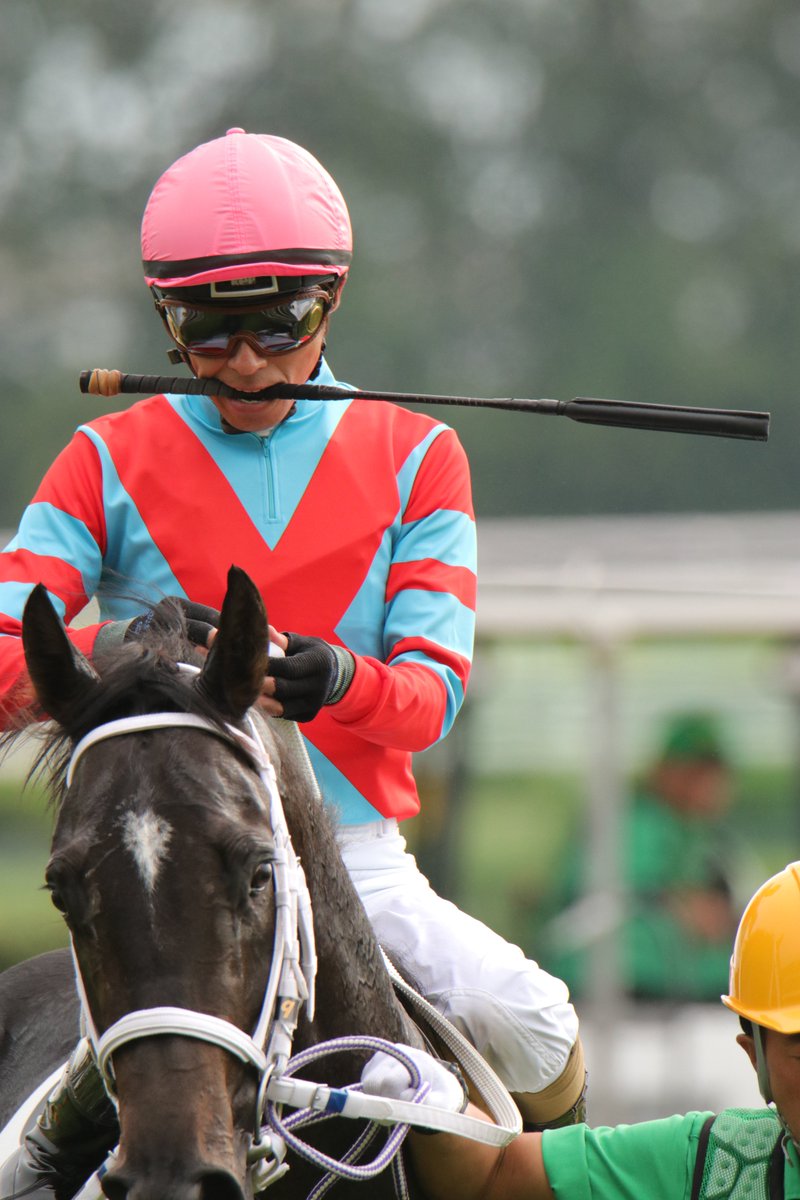 和田竜二騎手のくわえ鞭かっこよくてすき