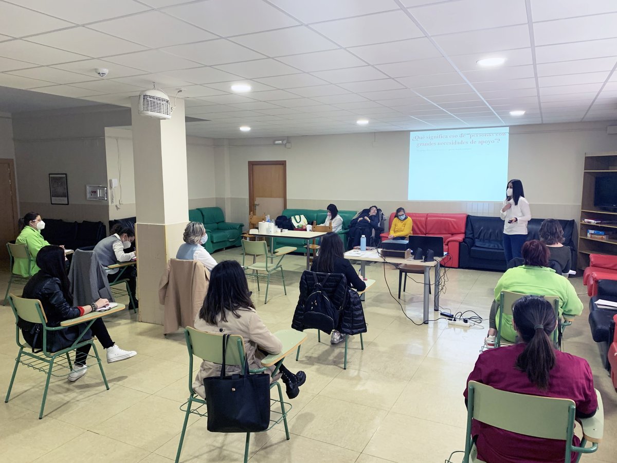 AFAS_Tomelloso's tweet photo. AFAS imparte una formación en #ApoyoActivo a trabajadores de #CentrodeDía y #Alojamiento con el objetivo de aumentar la participación de las personas en actividades significativas. En la formación han participado dos personas con grandes necesidades de apoyo de #LaSolana https://t.co/orxDTCt8Uc