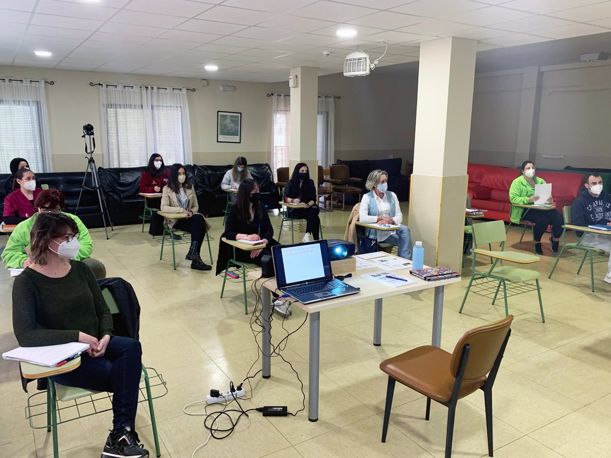 AFAS_Tomelloso's tweet photo. AFAS imparte una formación en #ApoyoActivo a trabajadores de #CentrodeDía y #Alojamiento con el objetivo de aumentar la participación de las personas en actividades significativas. En la formación han participado dos personas con grandes necesidades de apoyo de #LaSolana https://t.co/orxDTCt8Uc