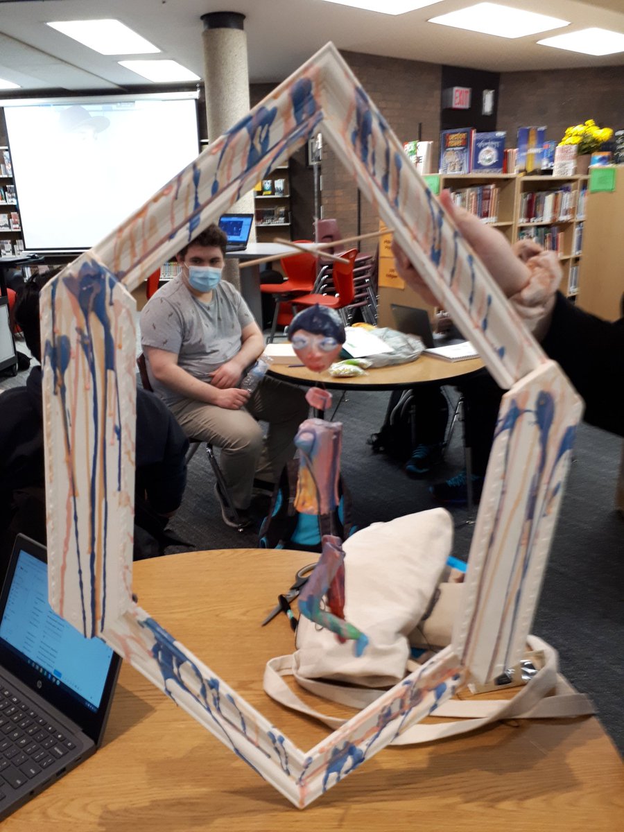 MCI_Library's tweet photo. Celebrated Toronto artist Dan Bergeron works with Ms. Yarmol's art students. Creativity abounds! https://t.co/CPIcHDQzYy