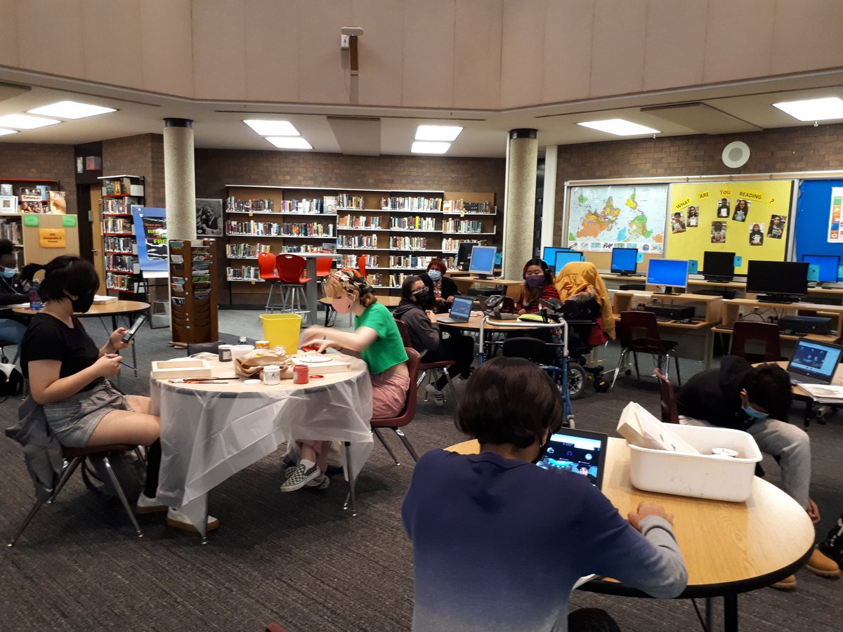MCI_Library's tweet photo. Celebrated Toronto artist Dan Bergeron works with Ms. Yarmol's art students. Creativity abounds! https://t.co/CPIcHDQzYy