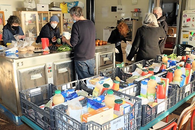 Ecco le cassette solidali arricchite da prodotti #FuoriMercato! Il vero cibo di qualità? Quello che rispetta l'ambiente, chi lo coltiva e chi lo produce.

Per sostenere
IBAN: IT15F0558401615000000063080
Intestato a: Associazione Communia Network
Causale necessaria: NON SEI SOLA/O