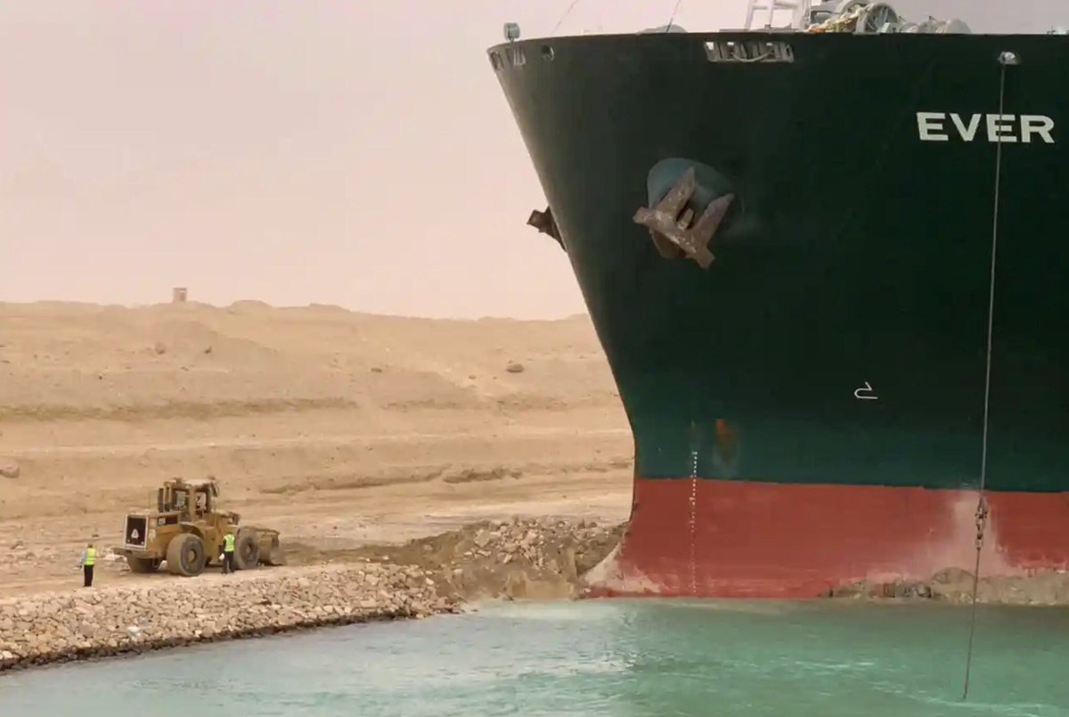 thelanjampod's tweet image. The sheer size of the cargo ship that is now blocking the Suez Canal and costing about $9.5bn a day. 

#suezcanal #humanforscale