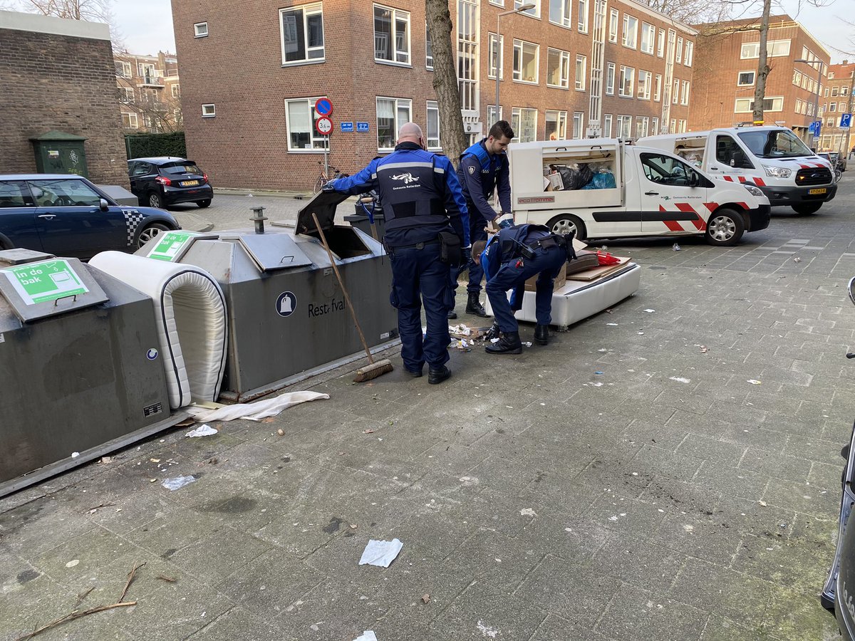 HandhavingN_010's tweet photo. In #Crooswijk was het weer zo ver! Gelukkig hebben wij het opgeruimd en doorgepakt! 20 boetes❗️Bij een volle container, maak een melding via @BuitenBeter of #MeldR APP. Voor #Grofvuil afspraak via 14010 of via onze #GemeenteRotterdam site! #BuitenIsVanOnsAllemaal #InDeBak https://t.co/sawEcT6wgu