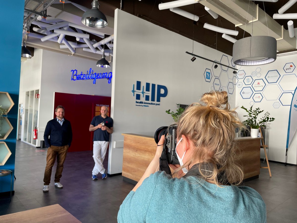 HIP_Hamburg's tweet photo. Wir hatten heute ein Date mit Richard! Wer das ist? Richard, so heißt das Magazin unseres Partners @apoBank. Wir freuen uns sehr, dass der #HIP und drei seiner #HIPStartups in der nächsten Ausgabe mit einem Artikel vertreten sein werden. 

#HIPxapoBank https://t.co/zvnjCUtERx