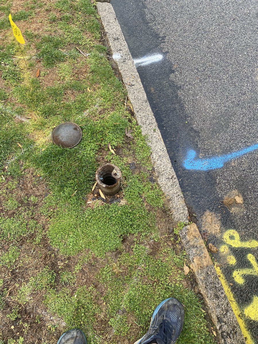 Scarpignatoplum's tweet photo. @Pennsylvania811  have to love when @MyAquaAmerica comes and marks the curb box- but is to lazy to take the lid off and check to see if it’s actually operable... So sick of big companies employees not caring..
Why do you even come out..... https://t.co/EIOTrYRwMC