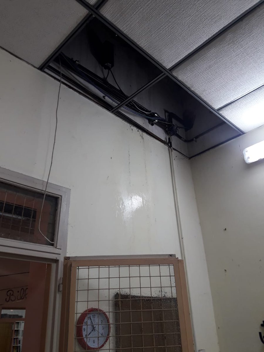 nataliamiliti's tweet photo. Las escuelas de Acuña son un verdadero marketing. Llegan las lluvias y empieza la odisea en las escuelas.
Esc.12 del 9 y 7 del 8 inundados! @angegraciano @eduardolopezute @pablolfrancisco @PrimariaUte @utectera @uteCymat https://t.co/Dbozf7ir2L