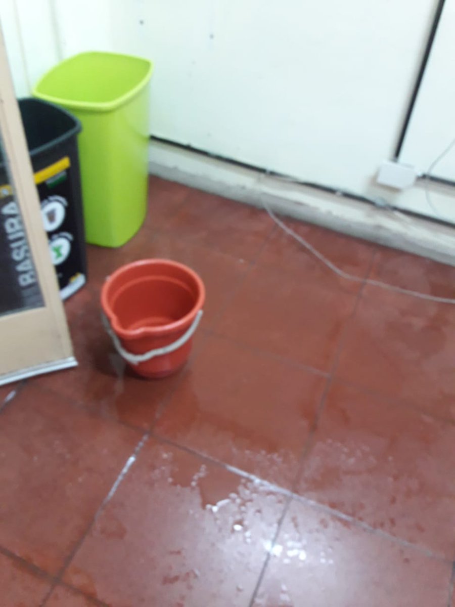 nataliamiliti's tweet photo. Las escuelas de Acuña son un verdadero marketing. Llegan las lluvias y empieza la odisea en las escuelas.
Esc.12 del 9 y 7 del 8 inundados! @angegraciano @eduardolopezute @pablolfrancisco @PrimariaUte @utectera @uteCymat https://t.co/Dbozf7ir2L