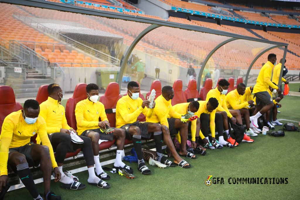 faxtvgh's tweet photo. It's #AFCON2021Q: 
⚽: South Africa 🇿🇦 v 🇬🇭 Ghana 
🏟️: FNB Stadium, Johannesburg 
⏱️: 4pm🇬🇭

@CAF_Media @CAF_Online @officialGaniyu @ChrisNettey23 @AsanteKotoko_SC @HeartsOfOakGH @AccraGtOlympics @GhanaLeague
@ghanafaofficial @SAFA_net @BafanaBafana
#BlackStars #BringBackTheLove https://t.co/kBtfvTPAHx