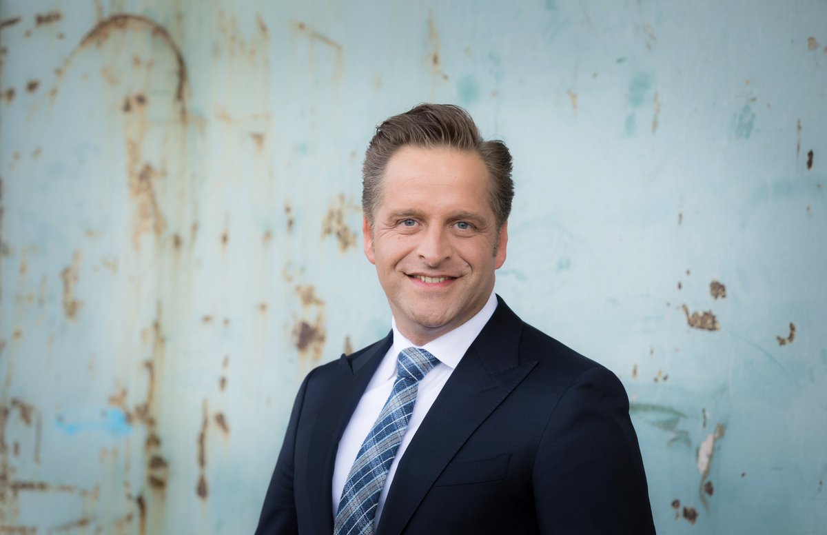 hsrotterdam's tweet photo. In navolging van @JandinoAsporaat sluit @hugodejonge maandag 29 maart aan bij het Ochtendritueel van Hogeschool Rotterdam. De demissionair minister van Volksgezondheid geeft een motivatiespeech tijdens de online meet-up van onze studenten. Lekker om de week mee te beginnen! https://t.co/A8Eq59VoV9