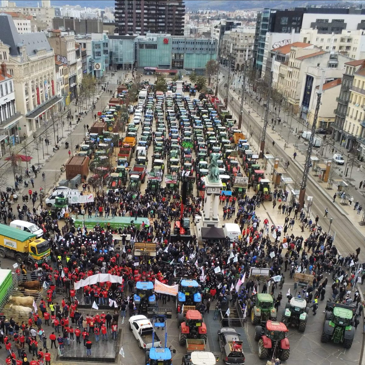 VolontePaysanne's tweet photo. @FDSEA12 @JAveyron  Réforme de la #PAC et montagne : plus de 6 000 éleveurs mobilisés à Clermont-Ferrand ! [diaporama] via @VolontéPaysanne https://t.co/1C3tmnu9jr https://t.co/ZLfxGRIusu