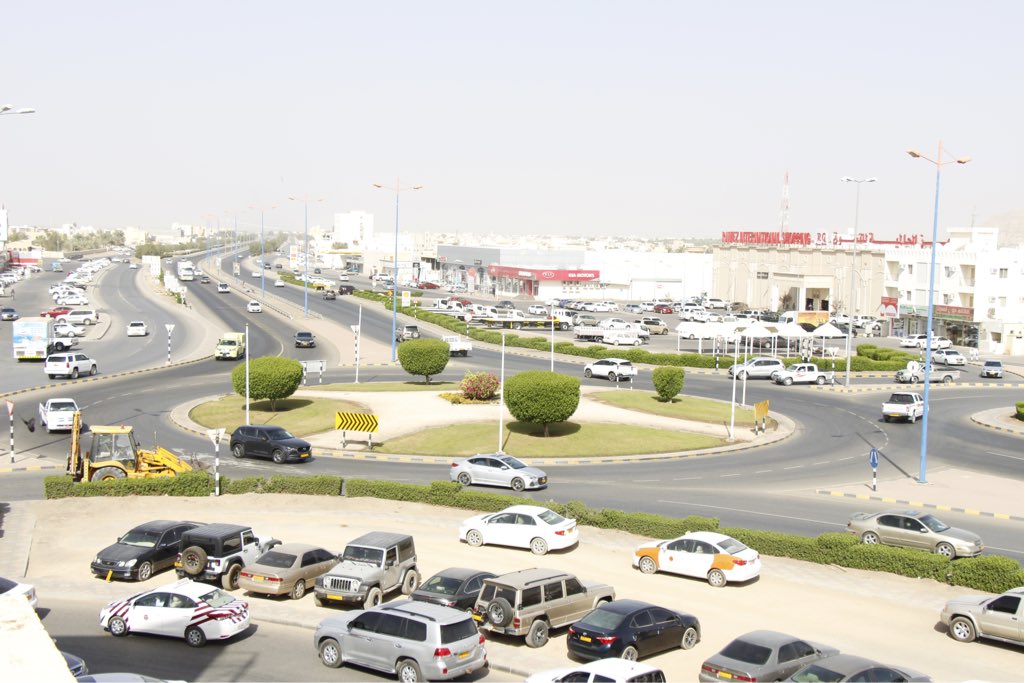 mtcitoman's tweet photo. بدأت الزيارة بالوقوف على دوار مركز ولاية #عبري الذي يشهد كثافة في الحركة المرورية، حيث استمع معاليه من المختصين بالوزارة خطة استبدال الدوار بإشارات مرورية وتقاطع رباعي مع حارات تفريغ والذي من المؤمل أن يساهم المشروع في إنسيابية الحركة المرورية بمركز الولاية. https://t.co/3u1ACvKHet